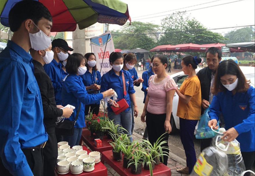 Hoạt động đổi rác nhựa lấy khẩu trang, nước rửa tay của Bắc Giang thu hút sự quan tâm của đông đảo người dân, bạn trẻ. Ảnh: PV