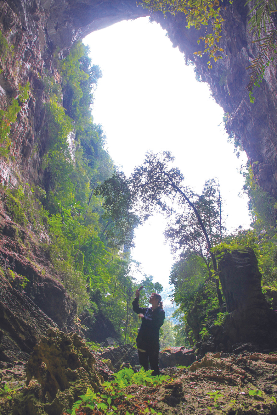 Hang Tiên ấn tượng ngay từ cửa hang cao 70m. Ảnh: Nguyễn Mạnh Hà 