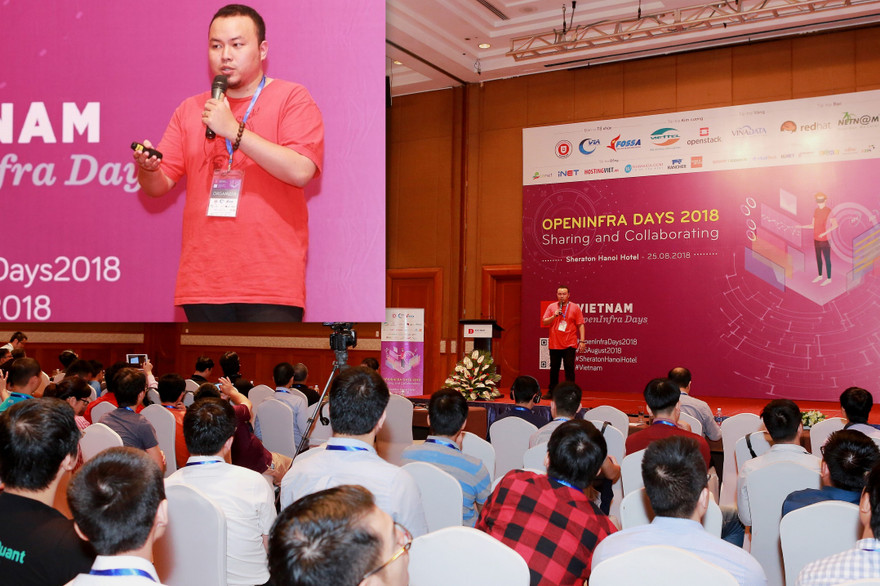 Lê Quang Hiếu thuyết trình tại một sự kiện do cộng đồng OpenStack toàn thế giới tổ chức năm 2018. Ảnh: NVCC