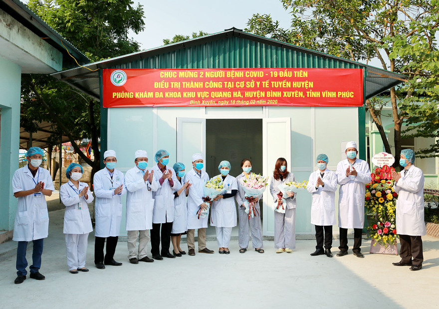 2 bệnh nhân nhiễm Covid-19 điều trị tại Trung tâm điều trị bệnh hô hấp cấp (Phòng khám đa khoa Quang Hà) được ra viện chiều 18/2. Ảnh: Trà Hương