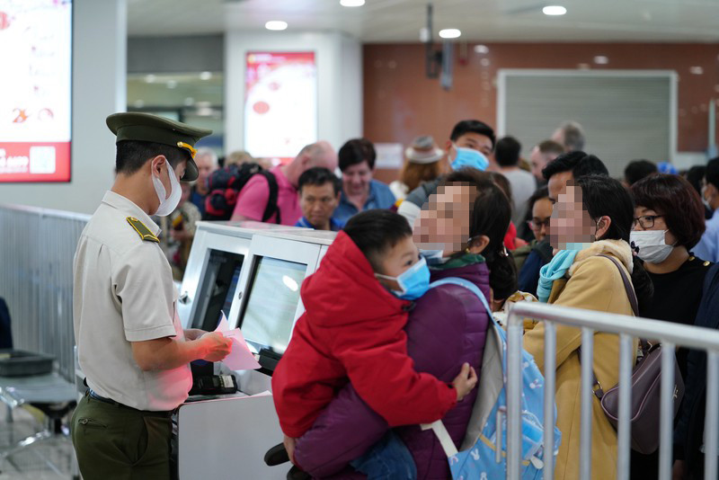 Công dân Việt Nam từ vùng dịch trở về nước. Ảnh: PV