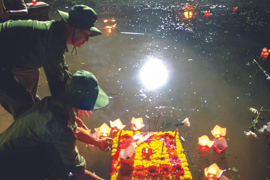 Thả hoa đăng trên sông Thạch Hãn 