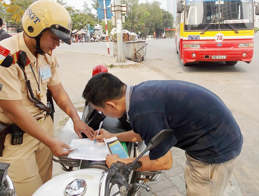 Chính phủ yêu cầu trong quý I/2020 Bộ Công an phải triển khai nộp phạt vi phạm giao thông qua Cổng dịch vụ công. Ảnh: Anh Trọng