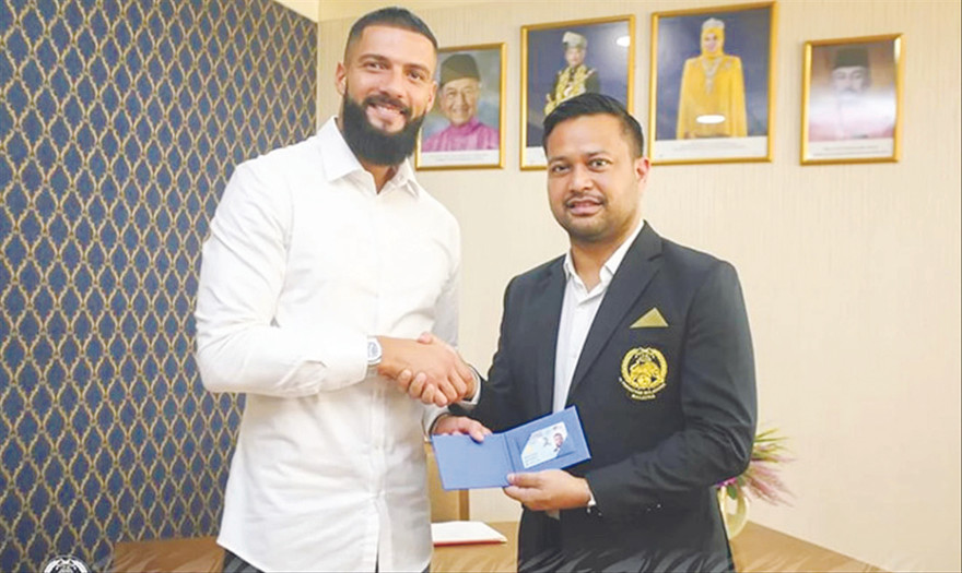 Tiền vệ Liridon (trái) trở thành công dân Malaysia