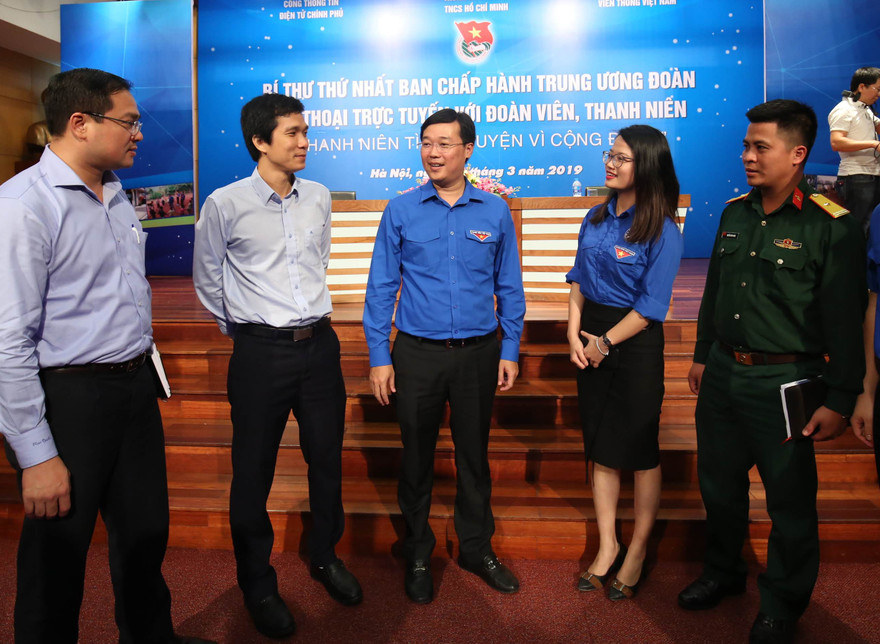 Bí thư thứ nhất T.Ư Ðoàn Lê Quốc Phong sẽ đối thoại trực tuyến với đoàn viên thanh niên Việt Nam trong và ngoài nước. (Trong ảnh, anh Lê Quốc Phong trao đổi với đoàn viên thanh niên trong chương trình đối thoại năm 2019). Ảnh: Như Ý