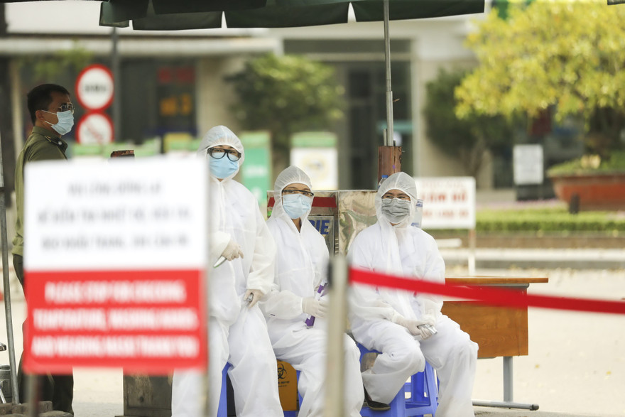 Trạm kiểm soát ở Bệnh viện Bạch Mai. Ảnh: Như Ý 