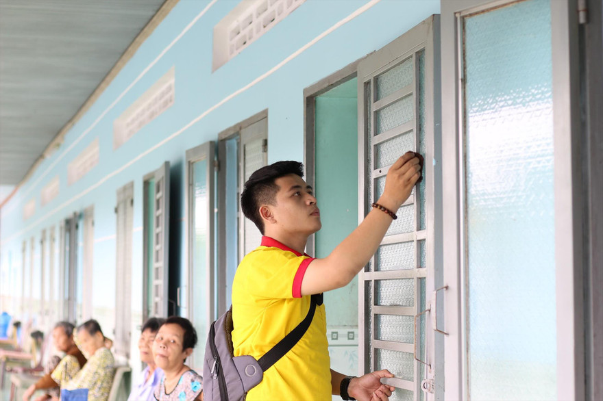 Võ Ðình Chiến tham gia hoạt động tình nguyện. ẢNH: NVCC 