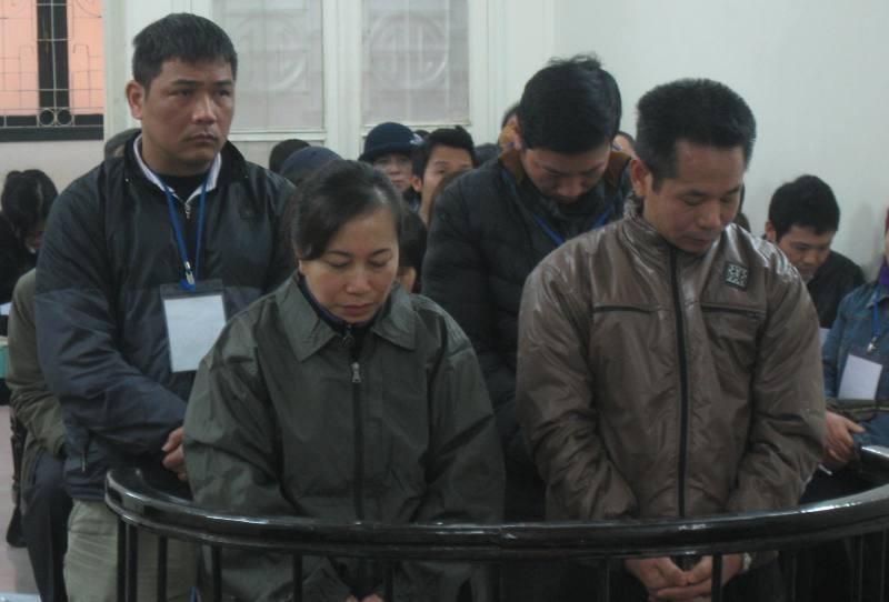 Nữ tổng giám đốc cùng đồng phạm trong phiên xử ngày 25/2. Ảnh: Bảo Thắng