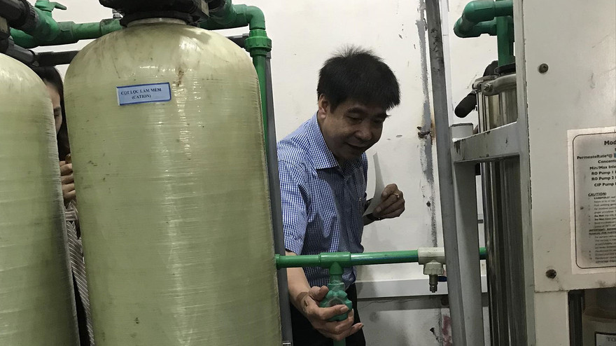  TS Hải thực nghiệm bên chiếc van bị hỏng của hệ thống RO1 Ảnh T.Hà