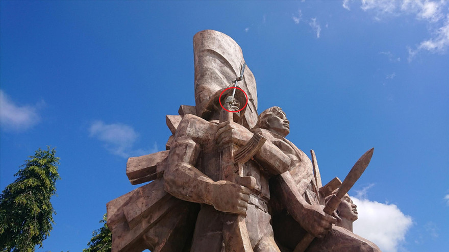 Tượng đài khu di tích Nam Nung bị gãy súng