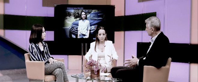 Linh Nga và con gái Anna Linh Nguyễn trong Talk-show với giáo sư, đạo diễn Hollywood Roy Finch