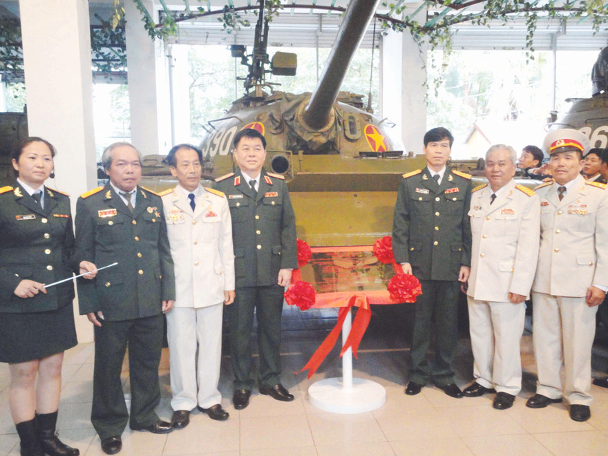 (Từ trái sang) Các cựu chiến binh Nguyễn Văn Tập (thứ 2), Lê Văn Phượng (thứ 3), Vũ Đăng Toàn (thứ 6) và Ngô Sỹ Nguyên (thứ 7) tại Lễ công bố xe tăng 390 là Bảo vật quốc gia Ảnh: Kiến Nghĩa