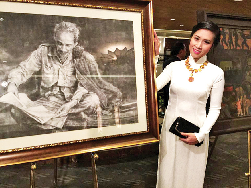 Bích Ngọc bên một bức tranh về Bác Hồ trong một cuộc đấu giá