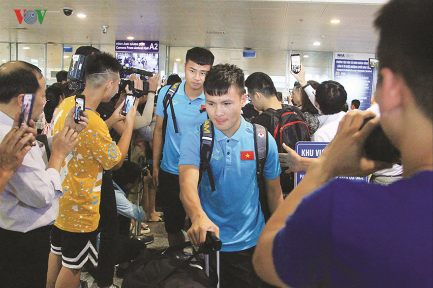 Các tuyển thủ VN về nước trong vòng vây của người hâm mộ ảnh: VFF