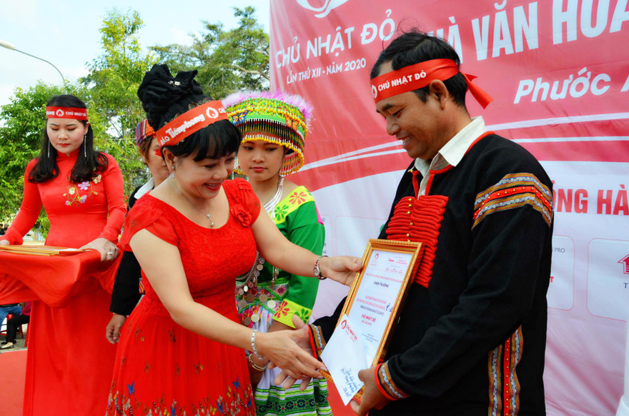 Nhiều phần thưởng đã được trao cho đại diện các nhóm đồng bào đi hiến máu