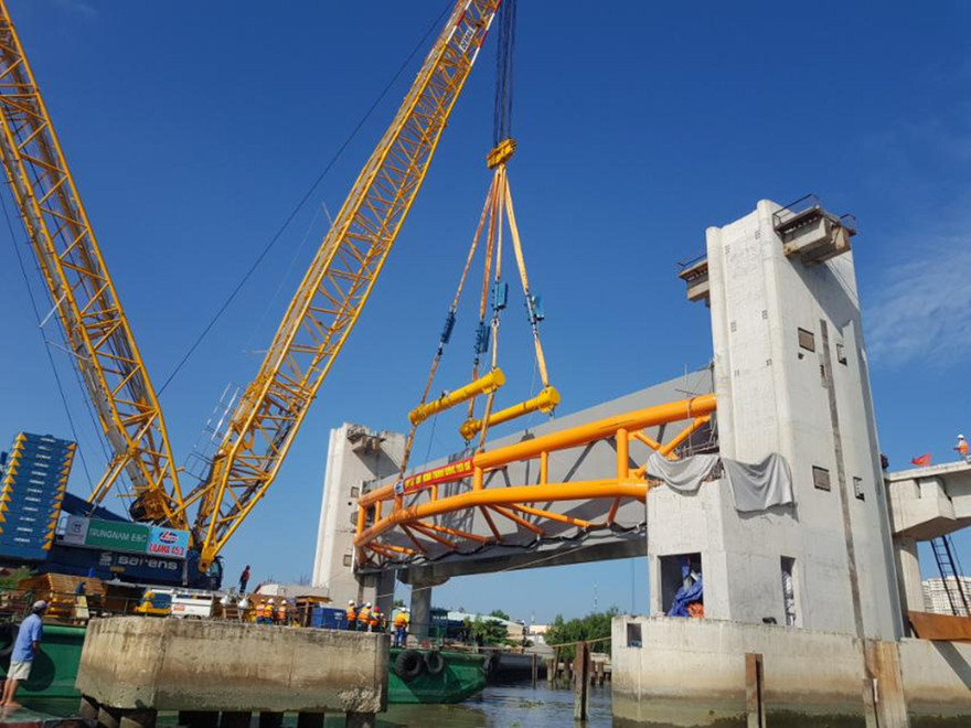 Lắp đặt cửa van cống ngăn triều Phú Xuân (huyện Nhà Bè) thuộc dự án "Giải quyết ngập do triều có xét đến biến đổi khí hậu - giai đoạn 1" Ảnh: Huy Thịnh