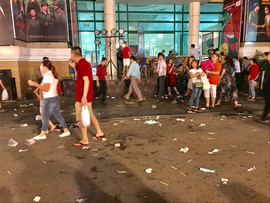 Rác thải ngập trên phố đi bộ Tràng Tiền tối 30/3