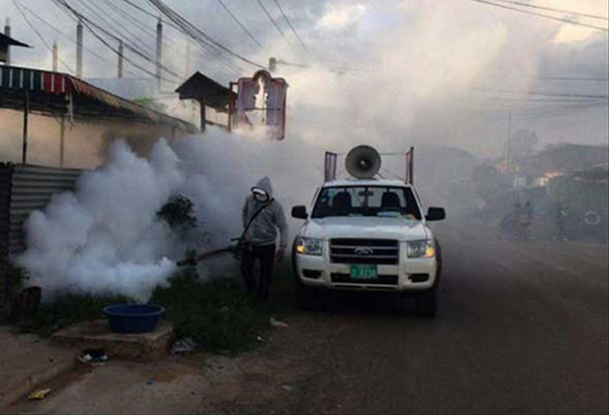 Đội ngũ y tế Campuchia phun khử trùng ở những ngôi làng xuất hiện bệnh Chikungunya