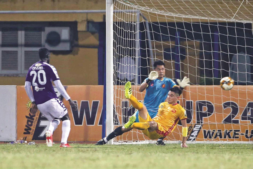 Chiến thắng trước Thanh Hóa giúp Hà Nội FC vượt lên 5 điểm so với đối thủ bám đuổi ở vị trí thứ 2 là TPHCM Ảnh: VSI