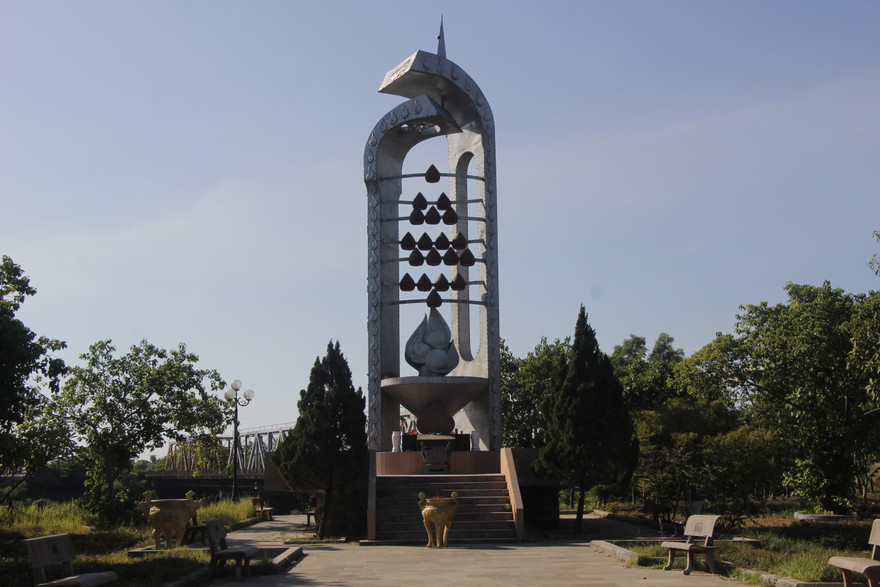 Tượng đài Mai Quốc Ca ở Bắc cầu Thạch Hãn