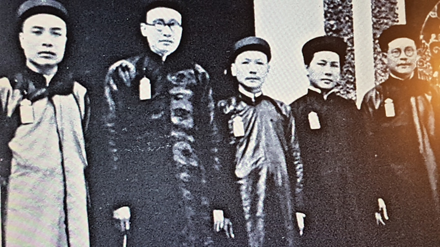 5 vị Thượng thư cuối triều Nguyễn. Từ trái sang, Hồ Đắc Khải, Phạm Quỳnh, Thái Văn Toản (Thượng thư bộ Hộ, bộ Công, bộ Lại sau này theo kháng chiến là Chủ tịch Mặt trận Liên Việt Khu Bốn), Ngô Đình Diệm, Bùi Bằng Đoàn