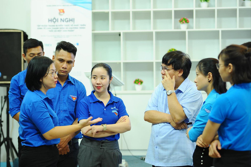 Chị Nguyễn Thị Thu Vân, Trưởng Ban Thanh niên nông thôn T.Ư Đoàn (ngoài cùng, bên trái) trao đổi về chương trình Mỗi xã một sản phẩm với đại biểu tham dự tập huấn. ẢNH: NVCC