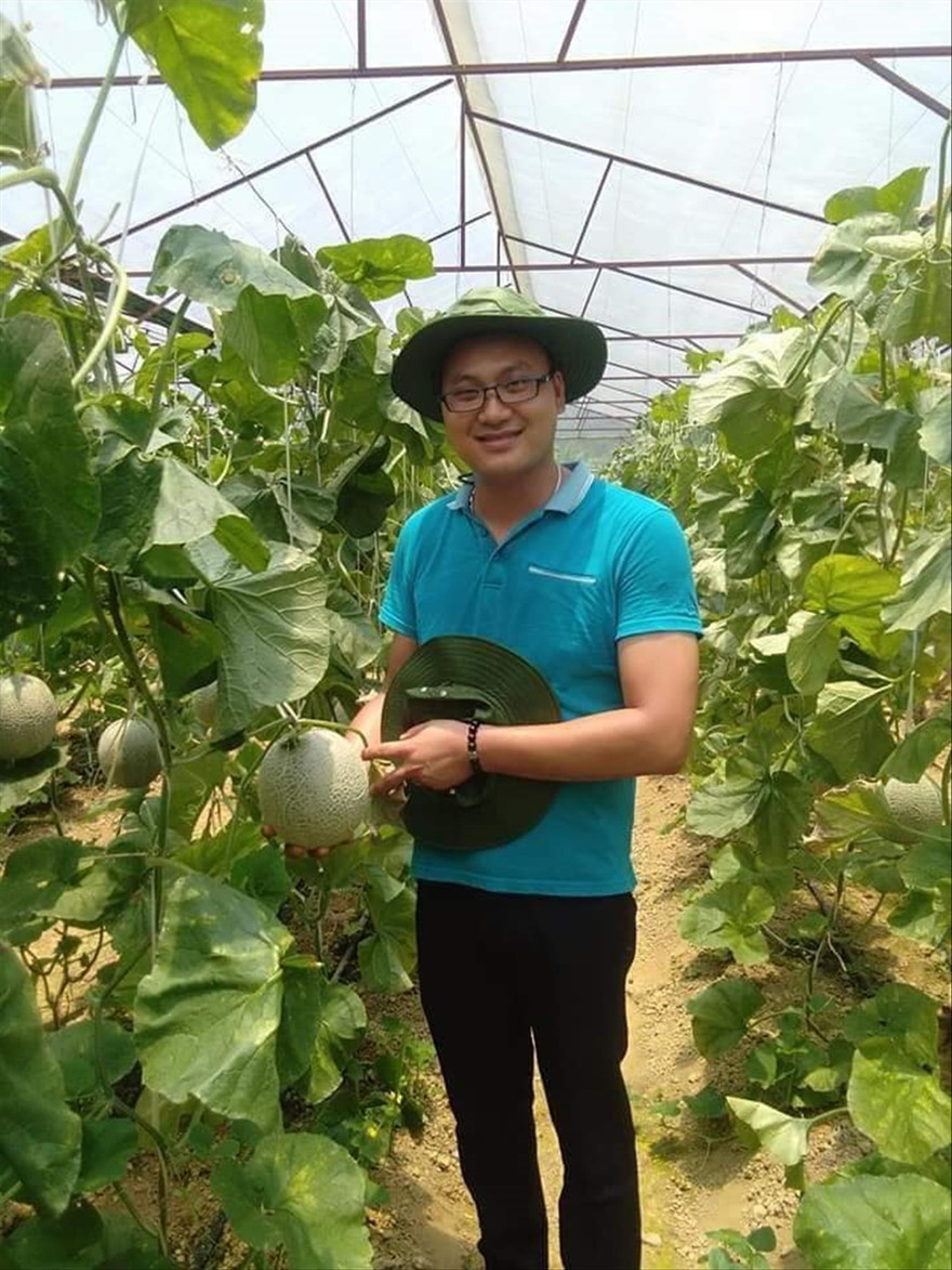 Lường Đình Hùng bên vườn cây của một thành viên HTX ảnh: NVCC