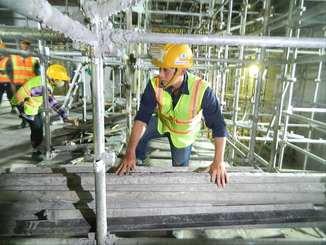 Công nhân đang thi công Ga Nhà hát thành phố. Ðể dự án tuyến metro số 1 hoàn thành đúng tiến độ, các nhà thầu ra quân từ mùng 8 Tết ảnh: Huy Thịnh