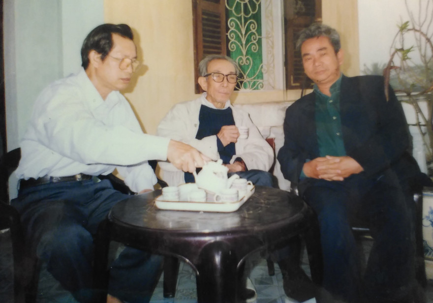 Tác giả bài viết (bìa trái) cùng nhà văn Kim Lân