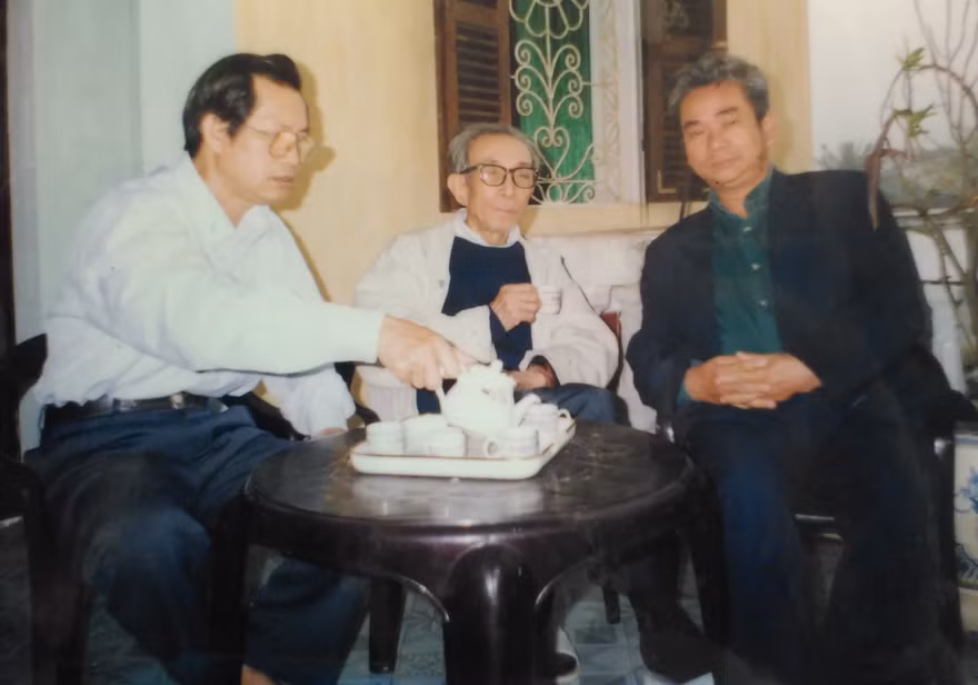 Tác giả bài viết (bìa trái) cùng nhà văn Kim Lân