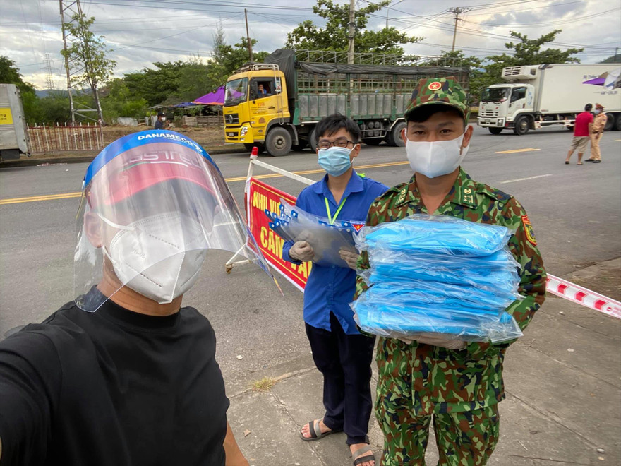 Ca sĩ Quang Hào mang đồ bảo hộ tới 10 điểm chốt ở Đà Nẵng trong chiều 2/8