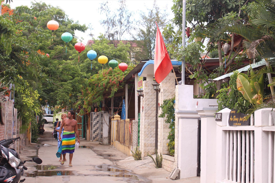 Du khách nước ngoài tìm về các homestay ở bãi biển An Bàng Ảnh: Giang Thanh 
