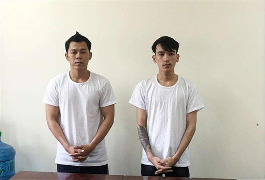 Lê Văn Hoàng (trái ảnh) và Lê Hoàng Phi - hai đối tượng cầm đầu đường dây sản xuất bằng giả và tang vật vụ án.