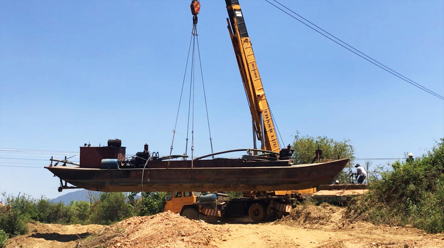 Lực lượng chức năng cẩu phương tiện khai thác cát trái phép về nơi tạm giữ