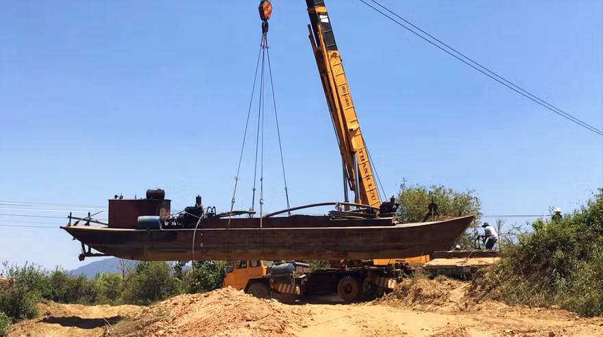 Lực lượng chức năng cẩu phương tiện khai thác cát trái phép về nơi tạm giữ