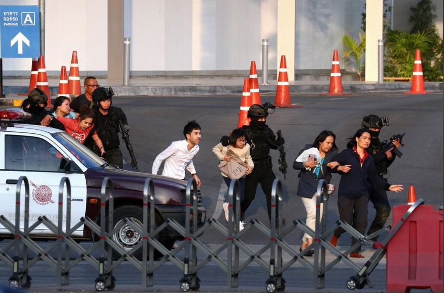 Cảnh sát đưa người dân ra trong khi tay súng cố thủ trong trung tâm mua sắm