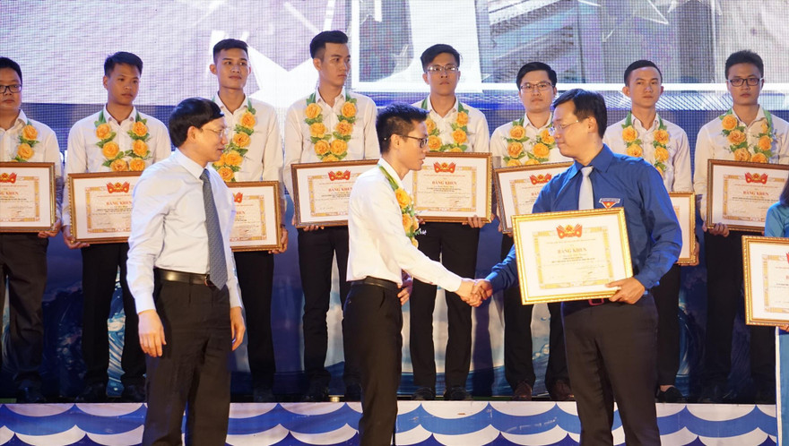 Anh Lê Quốc Phong, Bí thư thứ nhất Trung ương Đoàn, Chủ tịch Hội LHTN Việt Nam trao giải thưởng cho những người thợ trẻ giỏi