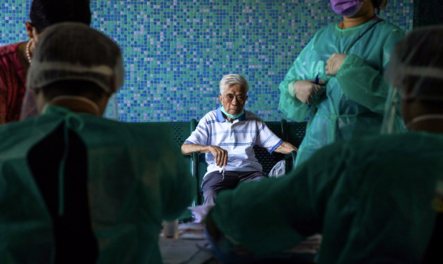 Người dân Hong Kong chờ được xét nghiệm COVID-19ảnh: SCMP