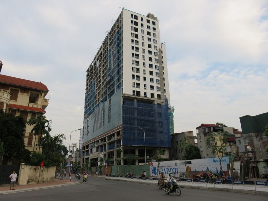 Tòa nhà 8B Lê Trực xây dựng sai phạm bị cắt nóc và tạm dừng thi công - Ảnh: Hồng vĩnh