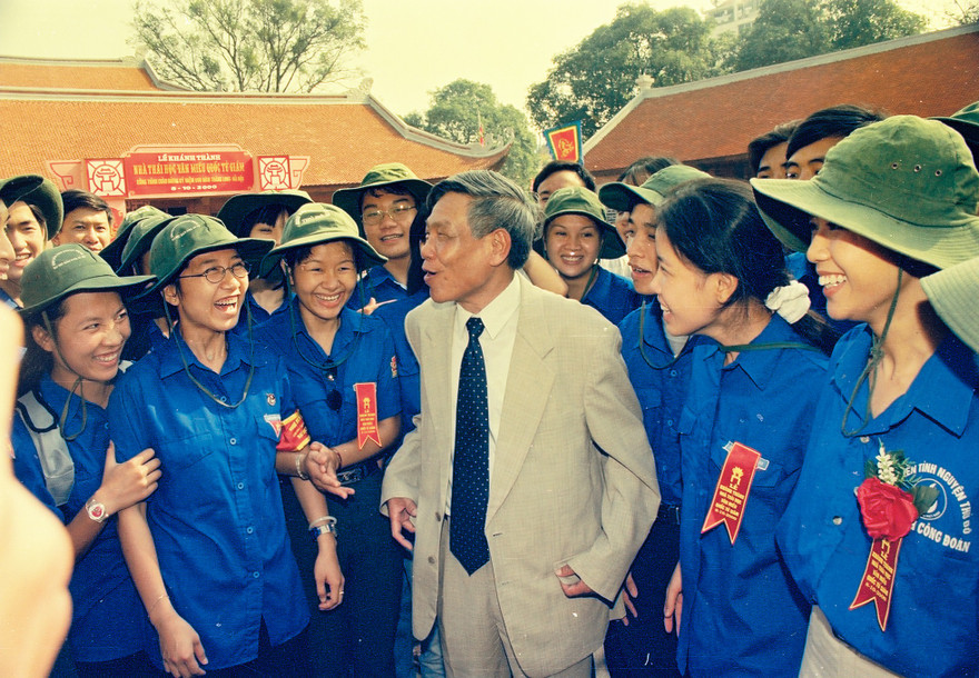Nguyên TBT Lê Khả Phiêu với thanh niên 