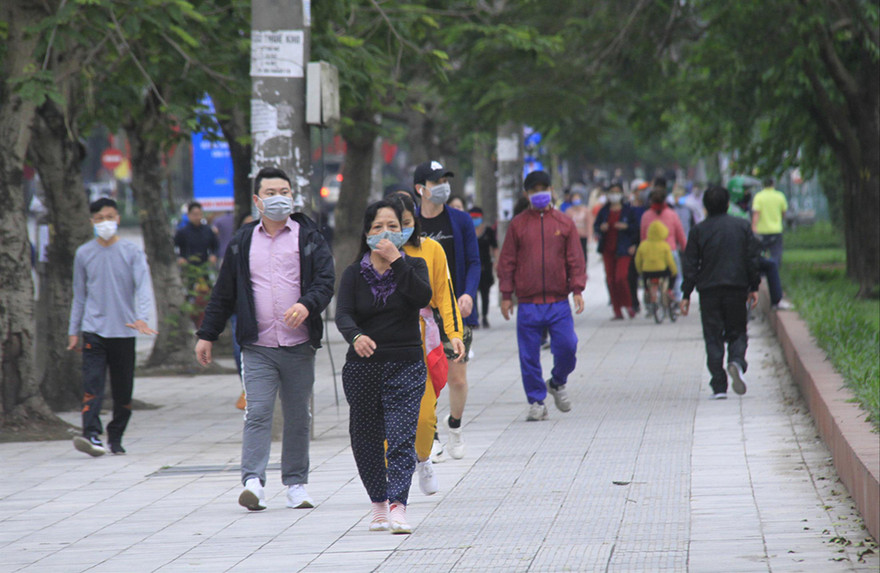 Người dân đi bộ, tập thể dục ở hồ đền Lừ chiều 5/4Ảnh: Trường Phong