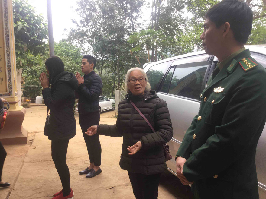 Người dân địa phương thắp nhang mong quốc thái, dân an tại đền Quan Trấn Ải. ảnh: Duy Chiến