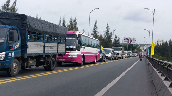 Với việc thu phí tiền mặt, mất thời gian khiến trạm thu phí nhiều lần bị ách tắc ảnh: hồng vĩnh