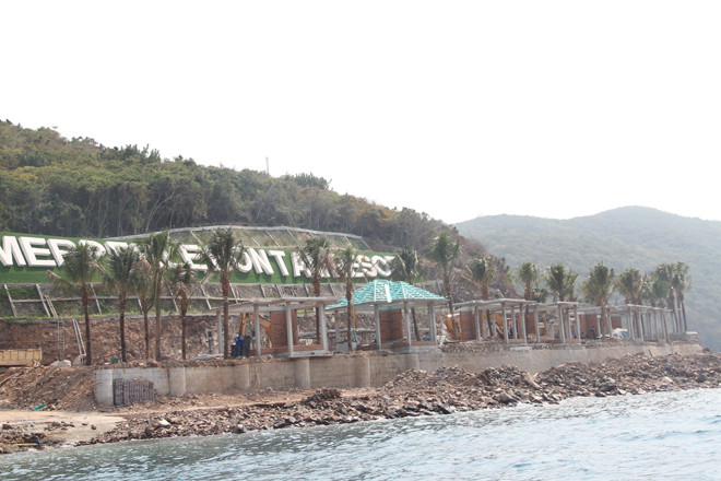 Các công trình xây dựng không phép phía Tây Nam đảo Hòn Tằm. Ảnh: P.V