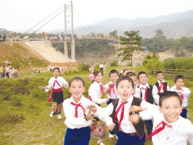 Trẻ em mừng rỡ hân hoan ngày khánh thành cầu Chôm Lôm Ảnh: Quang Long