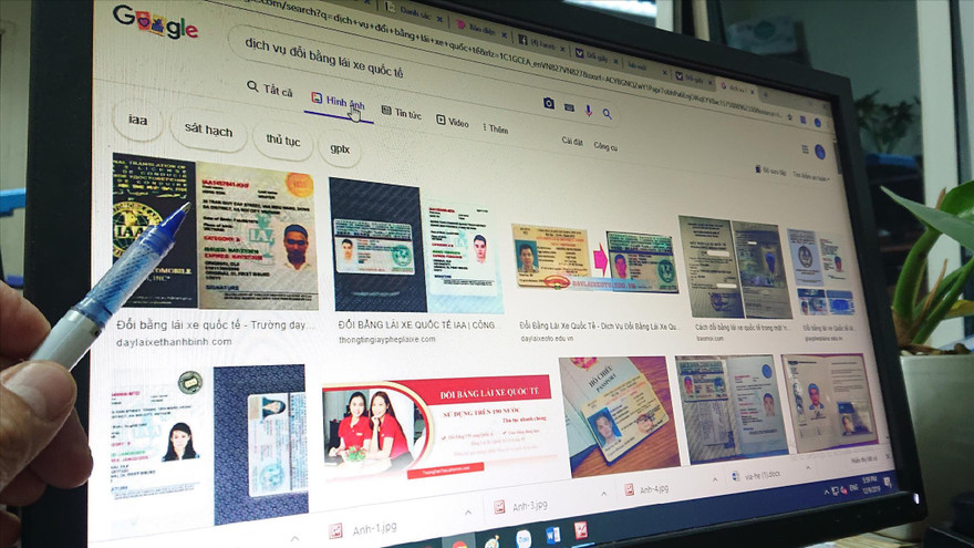 Nhiều cá nhân, đơn vị nhận làm dịch vụ cấp đổi GPLX quốc tế dù thủ tục này đã được áp dụng ở cấp độ 4, người dân có thể dễ dàng thực hiện. Ảnh: Sỹ Lực