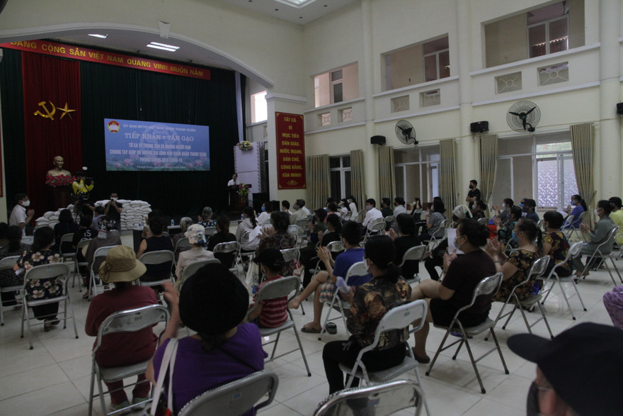 Buổi tiếp nhận gạo diễn ra nhanh gọn hơn dự kiến với sự hỗ trợ nhiệt tình của chính quyền phườngẢnh: N.M.Hà