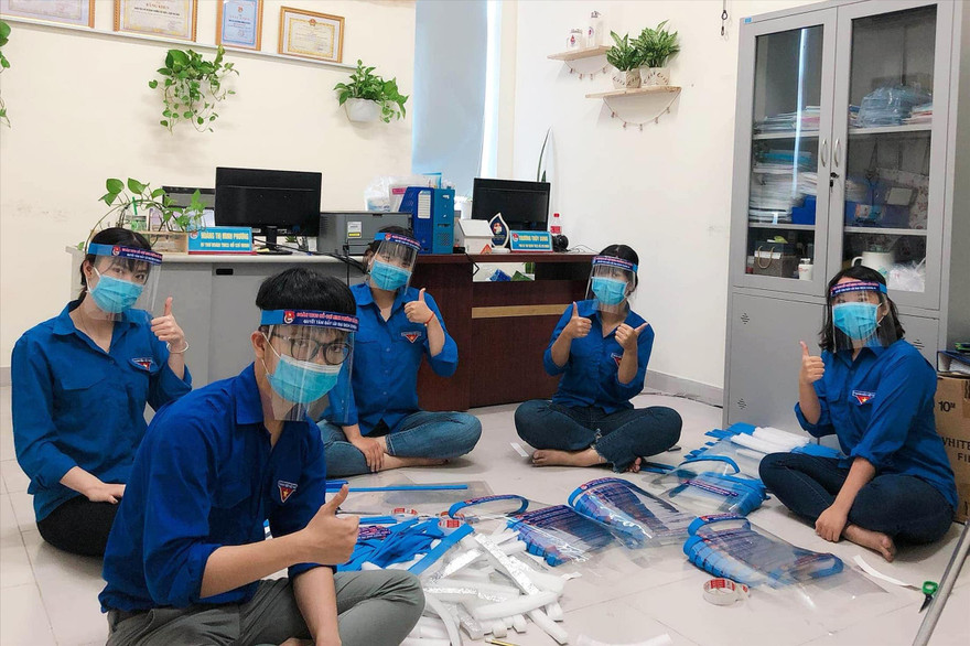 ĐVTN các cơ sở Đoàn cùng làm mũ chống giọt bắn cung cấp cho các cơ sở y tế, khu cách ly, chợ... Ảnh: NVCC