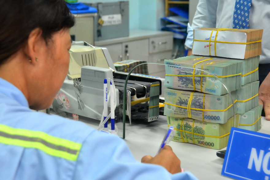 Gói hỗ trợ lãi suất cho các doanh nghiệp trực tiếp bị ảnh hưởng từ dịch Covid - 19 sẽ giảm cả với trường hợp vay VND và USD Ảnh: Hồng Vĩnh