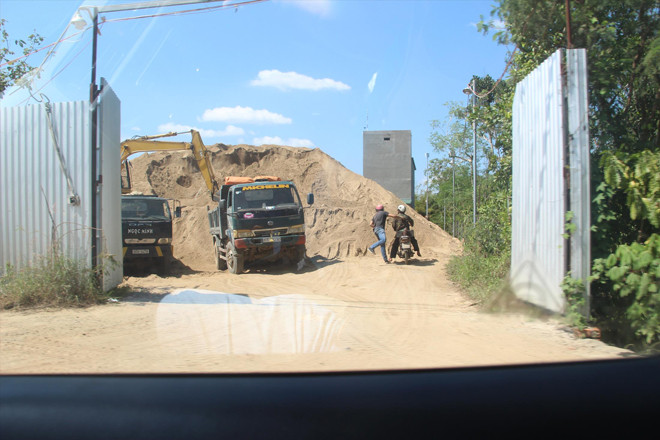 Bãi cát lớn nghi vấn là nơi tập kết cát trái phép tại xã Phú Thịnh